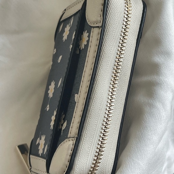 Kate Spade ♠️ traveler bicolor daisy 🌼 printed Wallet - Picture 13 of 15